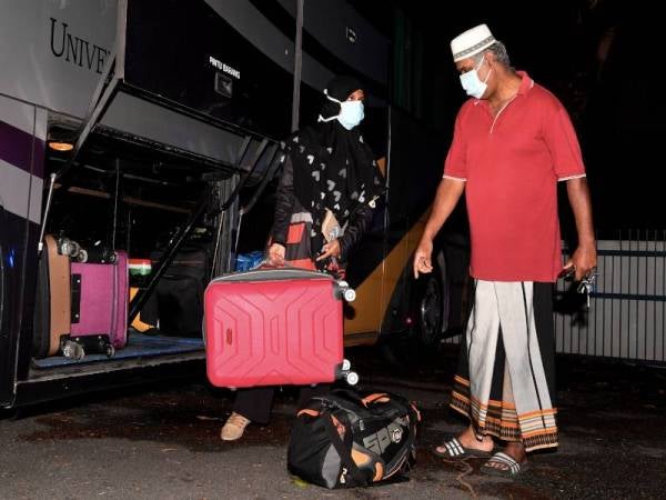 Taibukahn Abdul Kader (kanan) menyambut anaknya Nur Hidayah setibanya di Ibu Pejabat Polis Daerah Timur Laut awal hari ini. - Foto Bernama