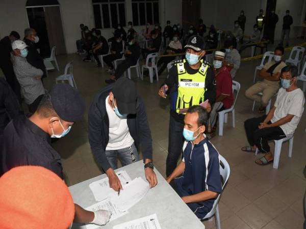 Ahli keluarga mengambil penuntut universiti yang tiba di Ibu Pejabat Polis Daerah Timur Laut awal hari ini.
- Foto Bernama