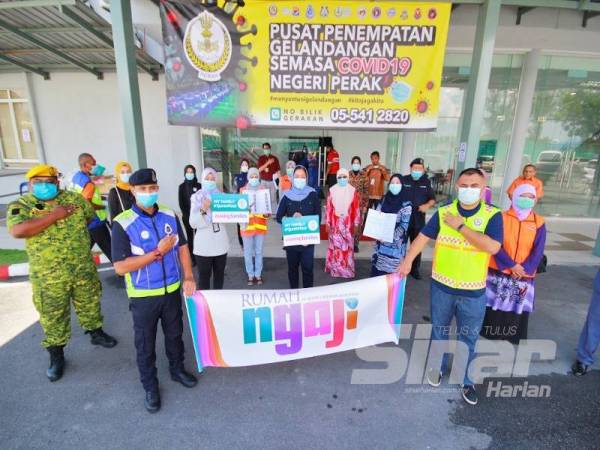 Rumah Ngaji Perak turut menyumbang Al-Quran untuk kegunaan penghuni di PPG, di sini, bagi program yang dikendalikan Pejabat Agama Islam Daerah Kinta.