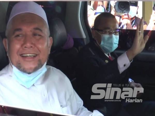 Noor Azmi dan Razman menaiki kenderaan sama sejurus selesai pertuduhan di Mahkamah Majistret Gerik hari ini.