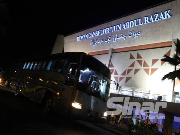 Bas membawa pulang pelajar ke kampung halaman masing-masing dilihat meninggalkan perkarangan Universiti Kebangsaan Malaysia (UKM) malam semalam.- Foto Sinar Harian ASRIL ASWANDI SHUKOR dan ROSLI TALIB
