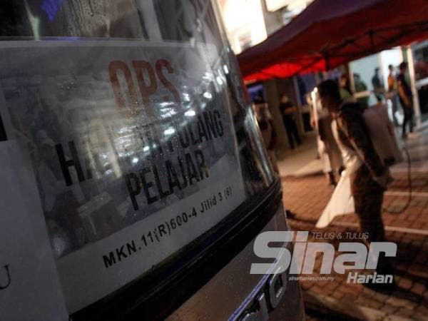 Bas membawa pulang pelajar ke kampung halaman masing-masing dilihat meninggalkan perkarangan Universiti Kebangsaan Malaysia (UKM) malam semalam. - Foto Sinar Harian ASRIL ASWANDI SHUKOR dan ROSLI TALIB