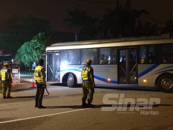 Kesemua pelajar yang tiba dibawa pulang keluarga masing-masing selepas mengisi borang di IPD mengikut kawasan masing-masing.