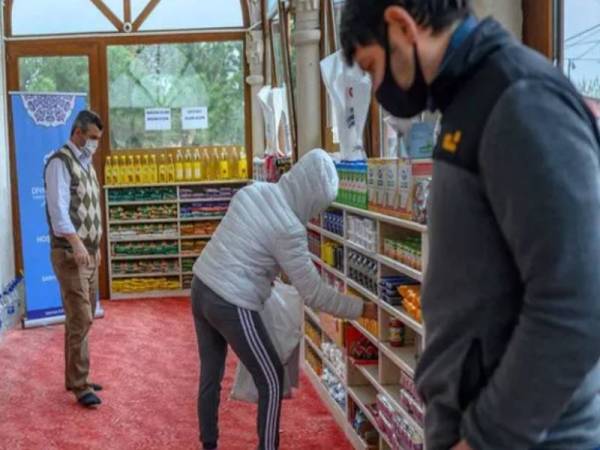 'Pasar raya' mini disediakan dalam masjid untuk bantu.golongan memerlukan. -Foto AFP