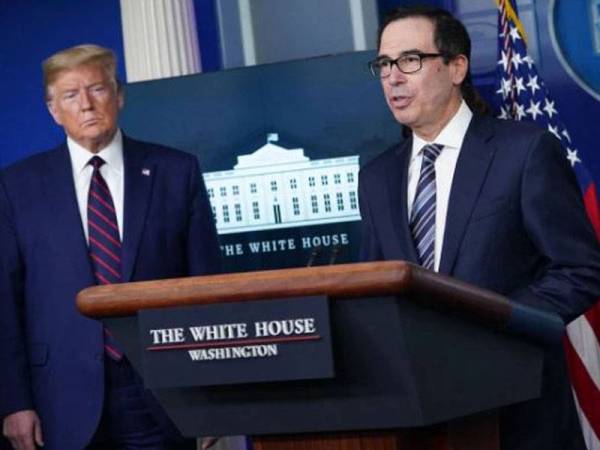 Trump sedang mendengar ucapan Mnuchin. Kredit foto New York Post.