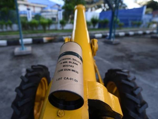 Bunyi bedilan meriam yang paling ditunggu-tunggu oleh penduduk Pekan sejak lebih 40 tahun lalu bagi mengetahui masuknya waktu Maghrib dan berbuka puasa sepanjang Ramadan. - Foto Bernama