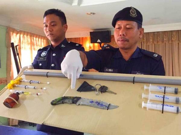 Mohd Azmir (kanan) menunjukkan peralatan yang digunakan oleh suspek untuk mencuri lembu.