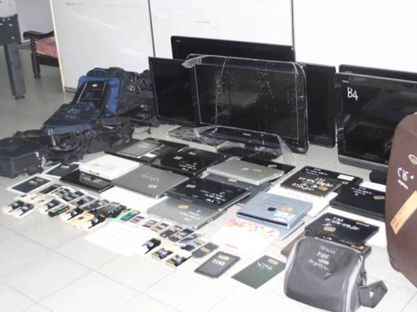 Pelbagai barangan antaranya komputer, komputer riba dan telefon bimbit dirampas dari pengamal perubatan di Jalan Kelawei 23 April lalu.