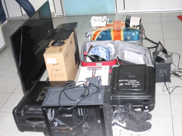 Polis merampas pelbagai barangan dari sepasang suami isteri dan rakan mereka dipercayai barangan curi.