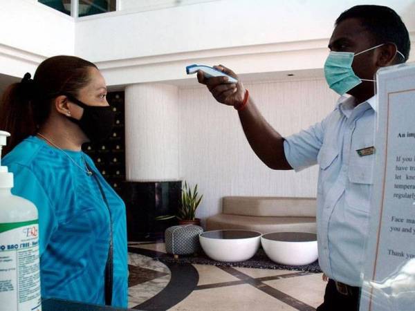 Kepatuhan majikan dan pekerja amat penting dalam memutuskan rantaian Covid-19. - Foto Bernama