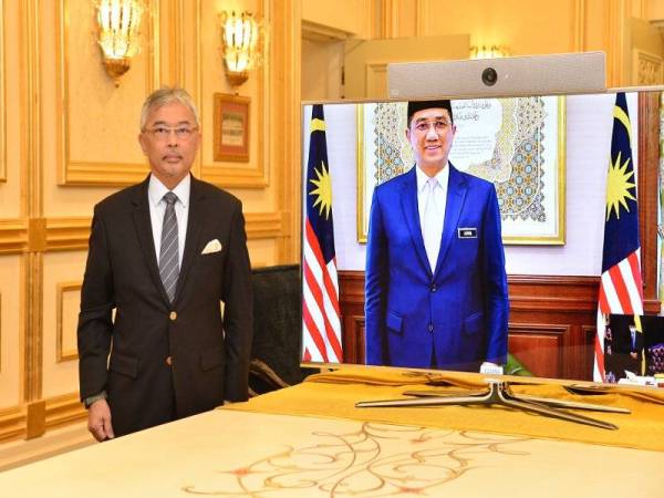 Al-Sultan Abdullah berkenan menerima menghadap Mohamed Azmin untuk mendengar sendiri langkah yang dilaksana kerajaan bagi menangani impak Covid-19 terhadap kedudukan kewangan, ekonomi dan kesejahteraan rakyat menerusi sidang video selama 30 minit di Istana Negara hari ini. - Foto Istana Negara