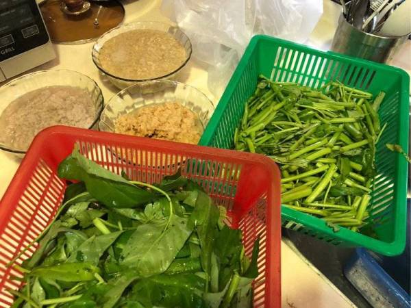 Bahan-bahan yang digunakan untuk menyediakan mi udang.