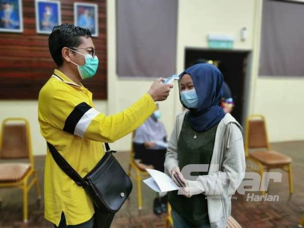 Seorang pelajar UUM menjalani ujian saringan kesihatan sebelum dibenarkan pulang ke kampung halamannya malam tadi.