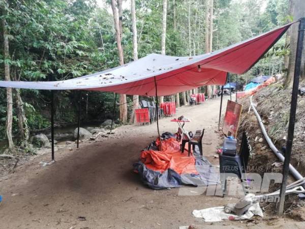 Polis menggempur sebuah kawasan penempatan di Kampung Hulu Rening, Batang Kali, di sini, semalam.