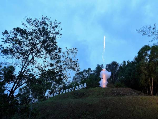 KUALA TERENGGANU, 29 April -- Bedil yang diletupkan dengan menggunakan alat kawalan jauh oleh Penyelia Piroteknik Red Flame Special Effects Sdn Bhd, Shafuan Shafie bagi menandakan waktu berbuka puasa ketika tinjauan di Bukit Panorama, semalam.
Bunyi tembakan bedil yang diletupkan di lokasi dengan ketinggian kira-kira 600 meter dari aras laut itu adalah tradisi di negeri ini setiap kali Ramadan, menandakan waktu berbuka puasa dan imsak.
Namun dentuman yang turut mengeluarkan bunga api kini tidak lagi dapat dilihat oleh orang ramai yang bersantai serta berbuka puasa di kawasan lapang di bandaraya Kuala Terengganu berikutan Perintah Kawalan Pergerakan (PKP).
Percikan bunga api setinggi 350 meter itu boleh dilihat sehingga tujuh kilometer radius manakala bunyi dentuman bedil pula boleh didengari sehingga 15 kilometer radius.
--fotoBERNAMA (2020) HAK CIPTA TERPELIHARA