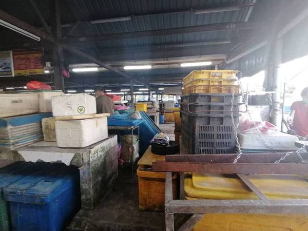 Kerja pembersihan di Pasar Harian Selayang hari ini.