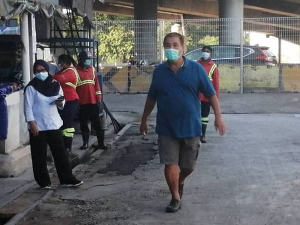 Pekerja Alam Flora terlibat dalam kerja pembersihan di Pasar Harian Selayang hari ini.