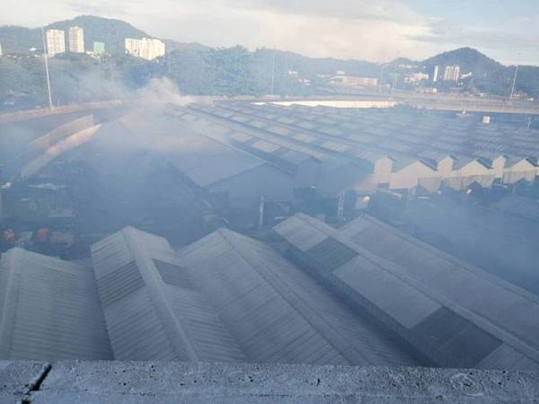 Kerja semburan dilakukan di Pasar Harian Selayang hari ini.