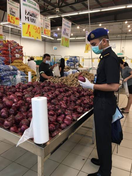 Anggota KPDNHEP Johor melakukan pemeriksaan di premis-premis seluruh negeri bagi memastikan bekalan keperluan mencukupi dan tiada peniaga mengambil kesempatan menaikkan harga barang.