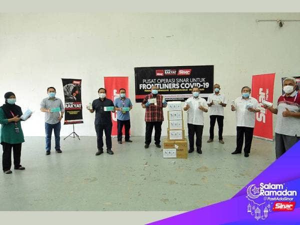 Presiden Angkatan Koperasi Kebangsaan Malaysia Berhad (Angkasa), Datuk Datuk Abdul Fattah Abdullah (empat dari kanan) menyerahkan sumbangan sarung tangan, topeng muka dan pencuci tangan kepada Ketua Pengarang Sinar Harian, Datuk Baharom Mahusin (tiga dari kiri) yang diadakan di Kumpulan Media Karangkraf. Foto Sinar Harian/Rosli Talib