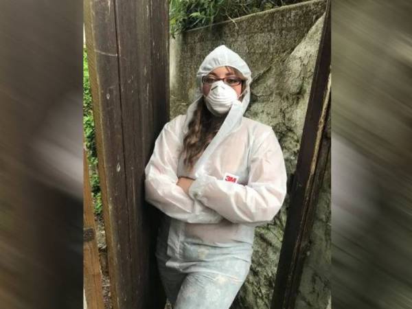 Becca ketika memakai sut PPE. - Foto The Sun