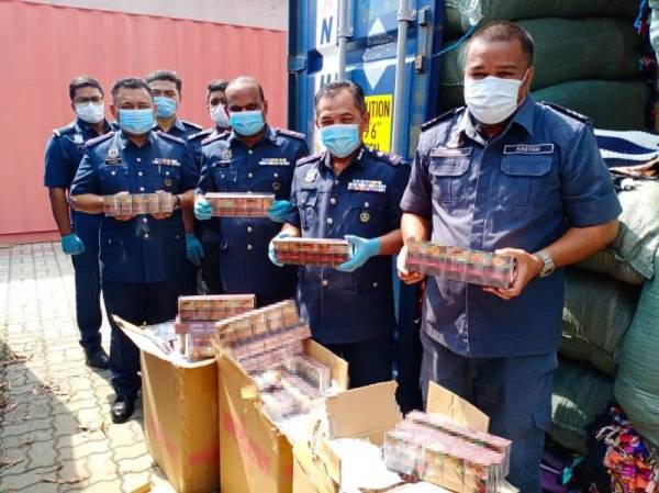 JKDM merampas rokok seludup dianggarkan bernilai RM5.7 juta dalam operasi di Pelabuhan Utara, Pelabuhan Klang semalam.