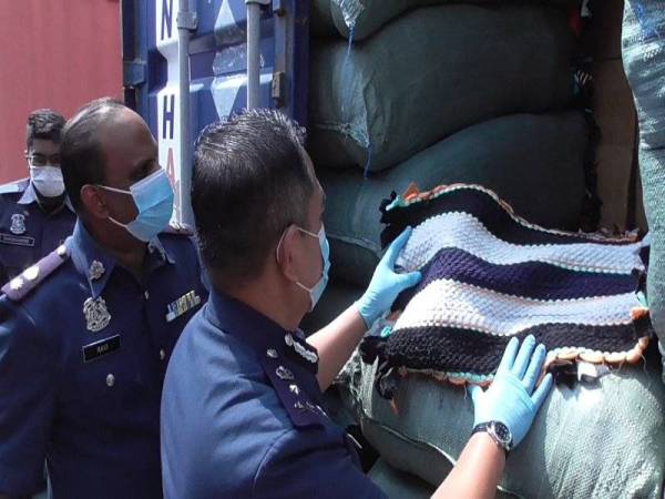JKDM merampas rokok seludup dianggarkan bernilai RM5.7 juta dalam operasi di Pelabuhan Utara, Pelabuhan Klang semalam.