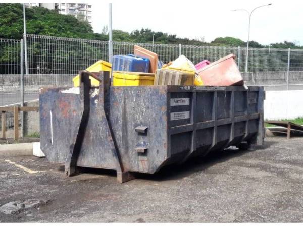 Tong roro penuh dengan peti simpanan ikan yang rosak selepas dibiarkan seminggu susulan arahan penutupan pada 21 April lalu.