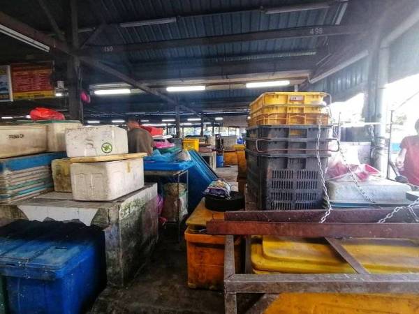Peti simpanan yang digunakan peniaga untuk menyimpan stok ikan di Pasar Harian Selayang dikemas selepas seminggu kawasan itu ditutup.