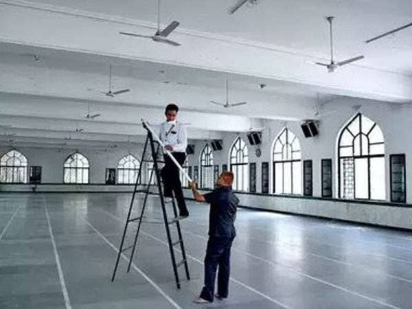 Dewan masjid pusat pendidikan Azam College of Education di wilayah Pune, India yang dijadikan sebagai pusat kuarantin Covid-19. - Foto Pune Mirror