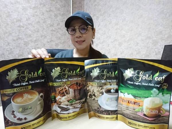 Norfadilah menunjukkan produk minuman Gold Eaf (M) Sdn Bhd.