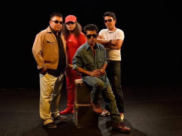 Foto kenangan kumpulan Samudera yang popular pada era 1990-an. Belakang dari kiri, A'ai, Tajul dan Allahyarham Jimmy. Duduk ialah Allahyarham Ujang.