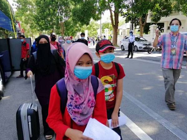 Nurdiana dan Muhammad Danial bersama kakak mereka, Nor Safiqa selamat dihantar pulang bersama pelajar USAS lain.