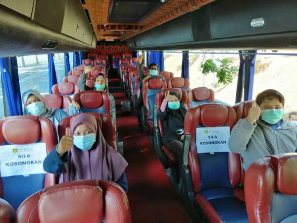 Sebahagian pelajar yang dihantar pulang ke kawasan Pengkalan Hulu, Gerik dan Lenggong.
