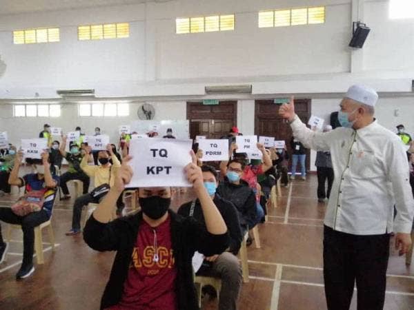 Razman ketika meninjau proses penghantaran pulang membabitkan 108 pelajar USAS hari ini.