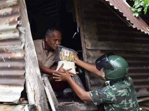 Anggota tentera hulur bantuan kepada penduduk.