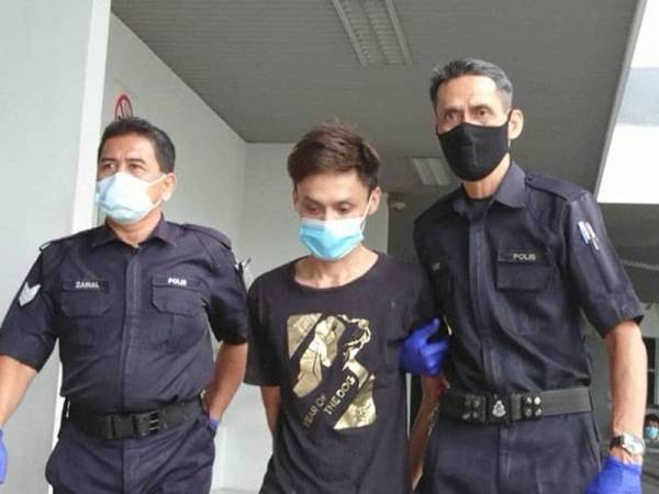 Sim Chuan (tengah) dibawa keluar dari Mahkamah Majistret Ayer Keroh selepas dijatuhi hukuman penjara tujuh hari atas pertuduhan cubaan membunuh diri.