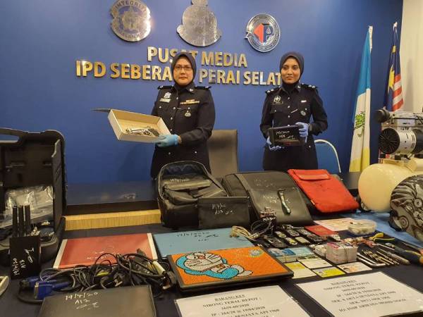 Baeyah (kiri) menunjukkan pistol tiruan yang dirampas.