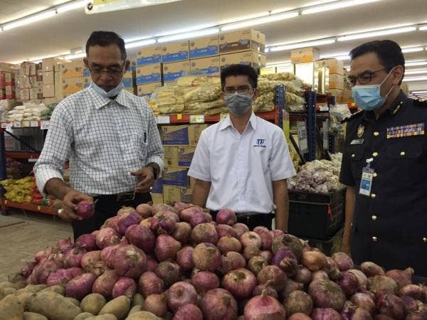 Rosol (kiri) semasa melihat harga bawang sewaktu melakukan lawatan di Pasaraya TF Value Mart Senawang di sini hari ini. 