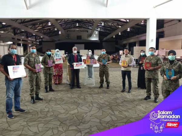 Dr Mohd Arshil (lima dari kanan) menerima sebanyak 200 naskah al-Quran di Pusat Kuarantin dan Rawatan Covid-19 Berisiko Rendah MAEPS, Serdang semalam.