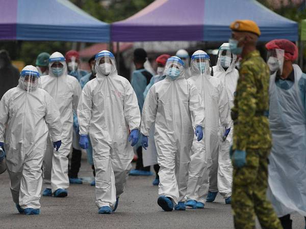 Petugas barisan hadapan Kementerian Kesihatan (KKM), Polis Diraja Malaysia (PDRM) serta anggota Rela bertugas tanpa mengira waktu untuk melakukan ujian saringan Covid-19- Foto Bernama