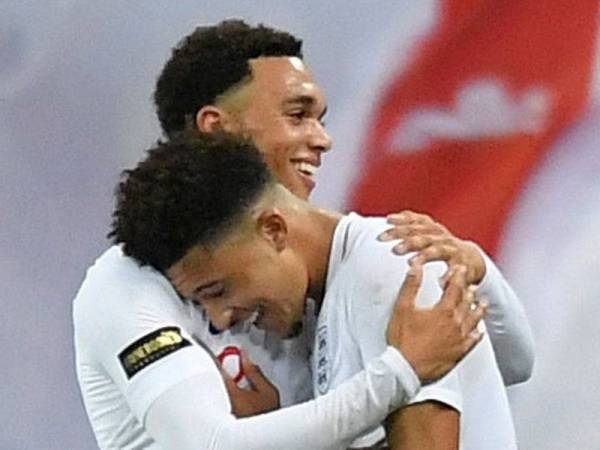 Arnold memeluk Sancho bagi meraikan kejayaan pasukan England, tidak lama dahulu - Foto : mirror.uk.com