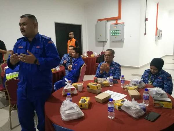 Petugas di PPG berbuka puasa bersama-sama sepanjang Ramadan di Arena Badminton Perak di sini.