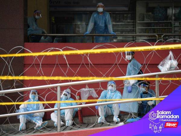 Para petugas barisan hadapan masih bertugas seperti biasa walaupun cuti umum Hari Pekerja bagi memastikan keselamatan orang ramai terjamin ketika penularan COVID-19 ketika tinjauan di City One hari ini.