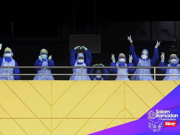 Para petugas Kementerian Kesihatan Malaysia (KKM) yang lengkap memakai pakaian pelindung diri (PPE) mempamerkan aksi bersemangat semasa menjalankan tugas membuat saringan secara temu bual di Pasar Besar Seremban biarpun hari ini merupakan Hari Pekerja namun tetap gigih bekerja demi memutuskan rantaian Covid-19.