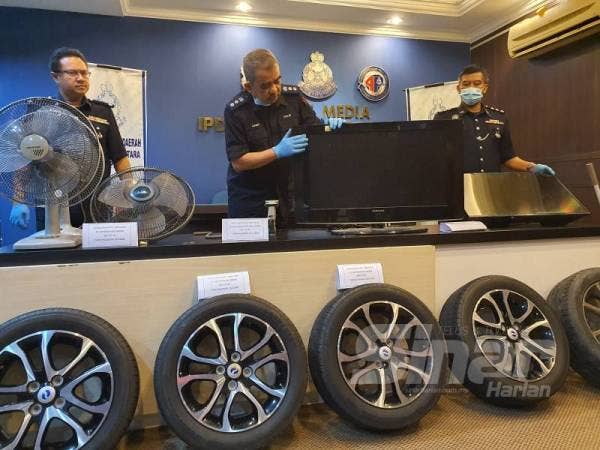 Noorzainy (tengah) menunjukkan barangan hasil kegiatan pecah rumah yang dilakukan suspek.