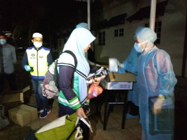 Pelajar dibekalkan topeng muka dan cecair pembasmi kuman oleh kakitangan Pusat Kesihatan Universiti (PKU) UMP.