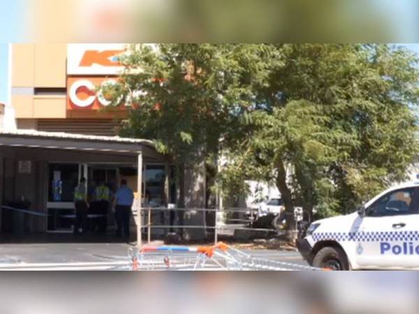 Polis sedang memantau lokasi kejadian lima orang ditikam manakala suspek ditembak mati di sebuah pusat beli-belah di South Hedland Square. - Foto Sumber Internet