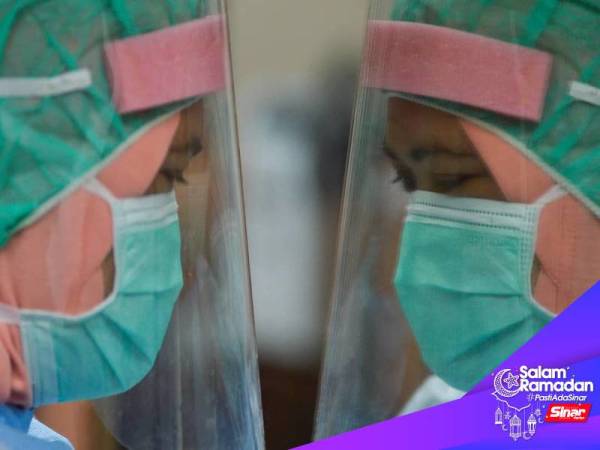 Petugas-petugas KKM melakukan kerja dengan penuh dedikasi dalam menangani wabak Covid-19 walaupun jumlah pesakit positif Covid-19 berkurangan sejak beberapa hari lalu ketika tinjauan Sinar Harian di Hospital Kuala Lumpur semalam. - Foto SHARIFUDIN ABDUL RAHIM