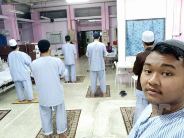 Anas bersama pesakit lain berpeluang menunaikan solat berjemaah ketika dikuarantin.